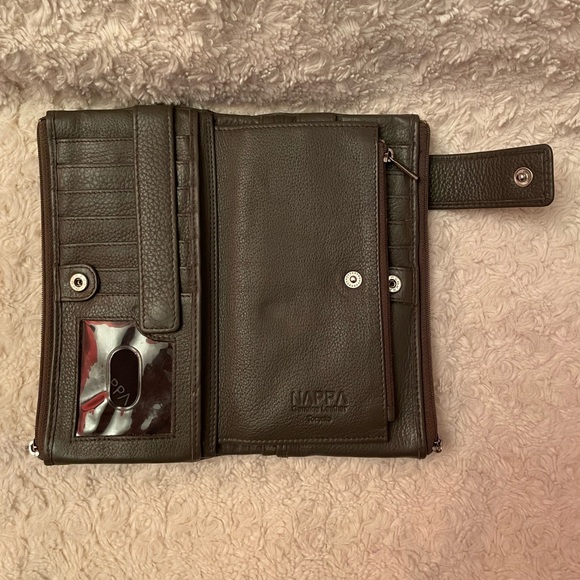 Nappa Charlotte Medium Leather Wallet in Pewter Designed in Canada Like New - Picture 4 of 8